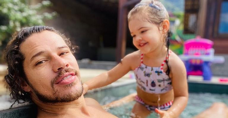 José Loreto viaja ao lado da filha, Bella, e cliques encantam: ”Não aguento vocês dois”