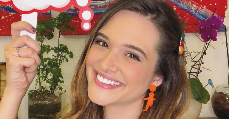 Juliana Paiva posa toda sorridente e conquista as redes sociais