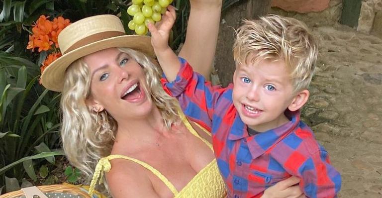 Karina Bacchi começa dia com cliques fofíssimos ao lado do filho e fãs se derretem