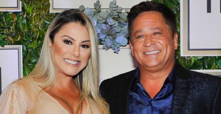 Leonardo posa em cima de moto e declara: ”Rolê hoje é com minha gata”