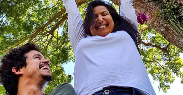Mariana Xavier posa com o namorado e faz reflexão: ”Desejo a sorte de um amor tranquilo”