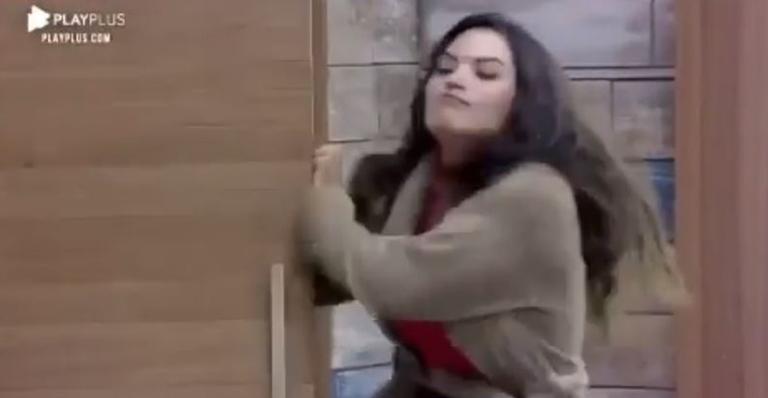 A Fazenda: Após discussão com Luiza Ambiel, Raissa surta e quebra porta do banheiro com chutes