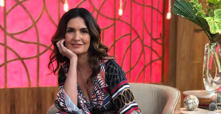 Fátima Bernardes posa radiante com lindo figurino: ”Combina com o cenário”