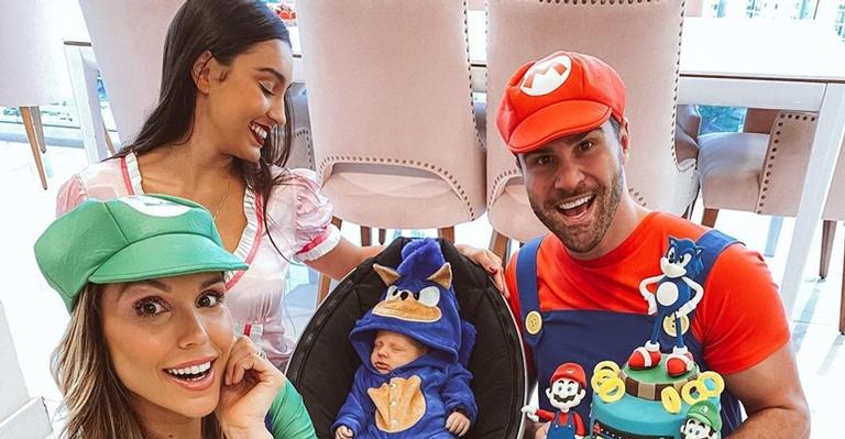 Ao lado da família, Flávia Viana comemora um mês do filho, Gabriel: ”Como estamos radiantes”