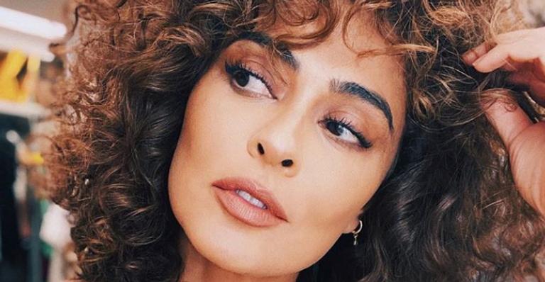 Juliana Paes posa sorridente para belíssimo clique de biquíni