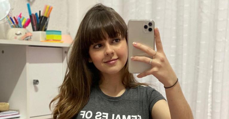 Klara Castanho aposta em look xadrez bafônico e fãs elogiam escolha: ”Arrasou”