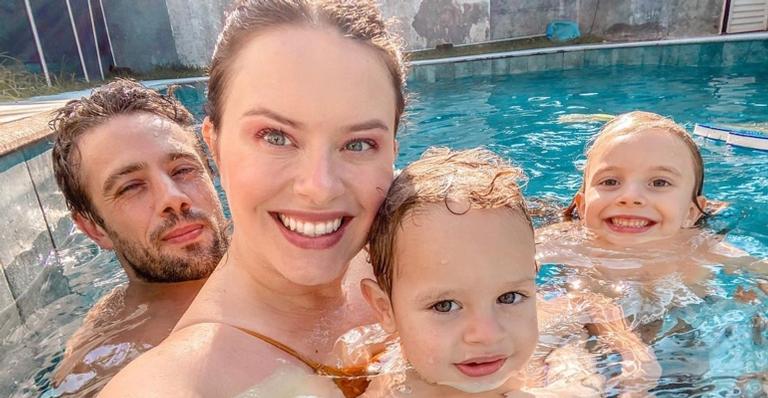 Mari Bridi flagra Rafael Cardoso em momento fofo com os filhos: ”A vista mais incrível do mundo”