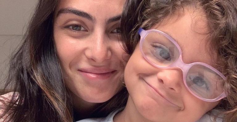 Mariana Uhlmann mostra a filha usando óculos de grau e emociona com relato