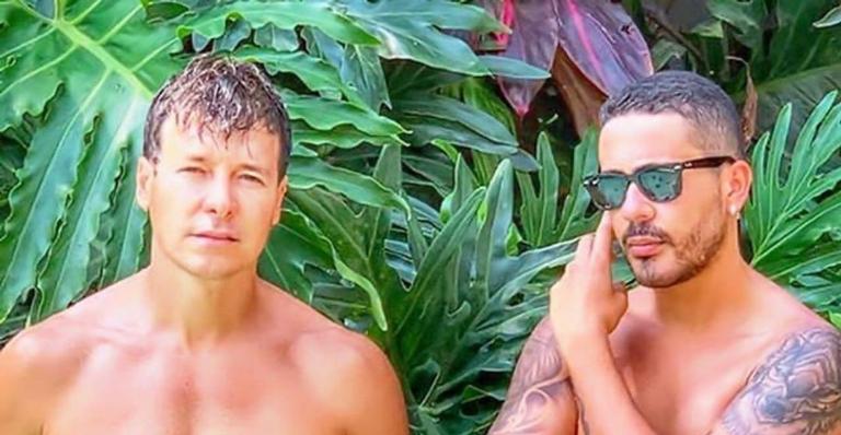 Rodrigo Faro posa sem camisa com Carlinhos Maia e boa forma chama atenção: ”Gatos”