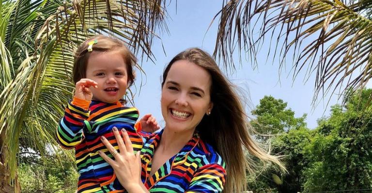 Thaeme Mariôto encanta com clique fofíssimo de sua filha, Liz: ”Ilumina a minha alma”