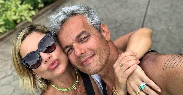 Flávia Alessandra se derrete em clique romântico com o marido, Otaviano Costa: ”Lugar perfeito”