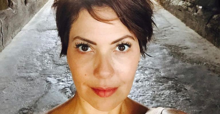Fabiula Nascimento posa sorridente ao esbanjar sua beleza natural