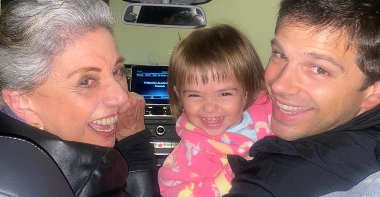 Duda Nagle encanta ao posar sorridente ao lado da mãe e da filha