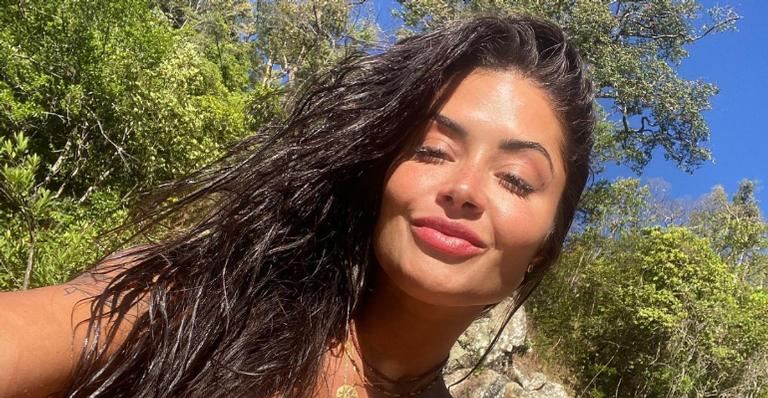 Aline Riscado posa em linda homenagem e exibe boa forma: ”Sejamos sempre luz”