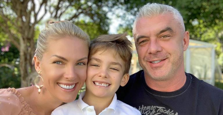 Ana Hickmann posa coladinha com a família durante passeio e se derrete: ”Amor da minha vida”