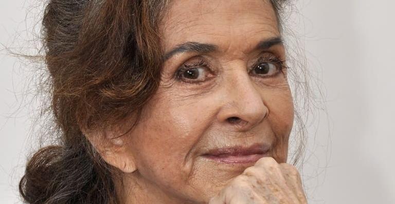 Aos 79 anos, Betty Faria posa com macacão justinho e decotado e coleciona elogios: ”Corpão!”