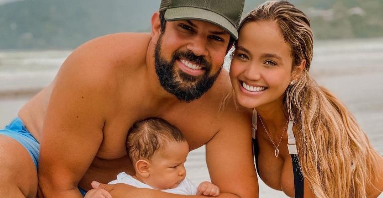Biah Rodrigues posta cliques da Live de Sorocaba e o look de Theo rouba a cena