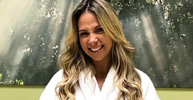 No Havaí, Carla Perez é clicada por Xanddy tomando sol com biquíni fio dental: ”Que corpo é esse?”