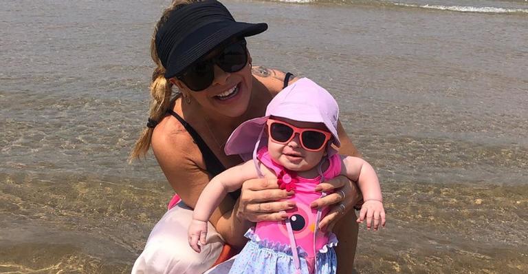 Dany Bananinha explode o fofurômetro ao exibir a filha fazendo bico: ”Como é linda”
