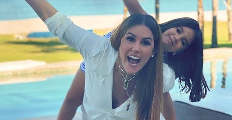 Deborah Secco publica vídeo de Maria Flor brincando e se encanta com a imaginação da filha