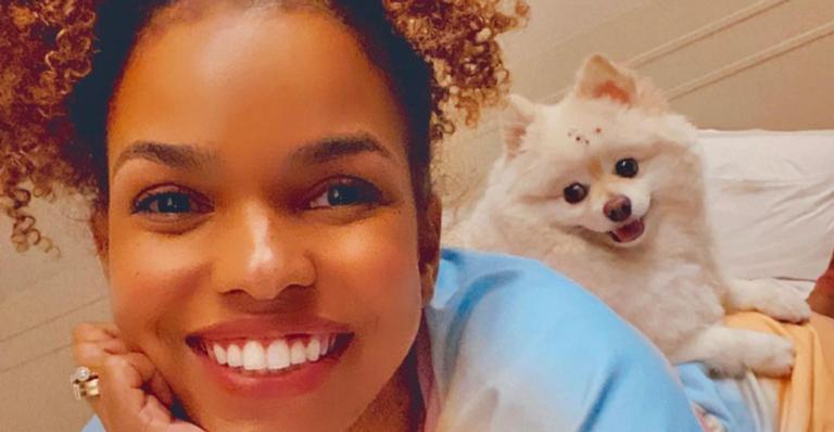 Jeniffer Nascimento faz clique fofo ao lado de seu cachorrinha em mar cristalino