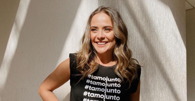 Juliana Silveira inicia a semana com leitura: ”Sombra, brisa e um bom livro”