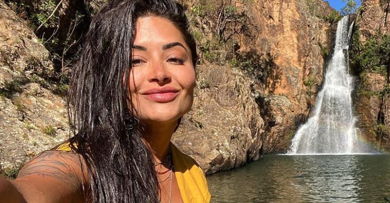 Aline Riscado pula de cachoeira e ressalta cuidados: ”Certifiquem-se se existe segurança”