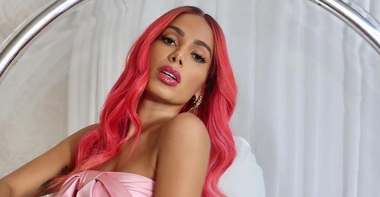 Poderosa, Anitta posa na banheira com look de grife italiana de quase R$30 mil