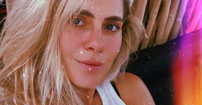 Carolina Dieckmann compartilha clique divertido e fãs elogiam: ”Linda”