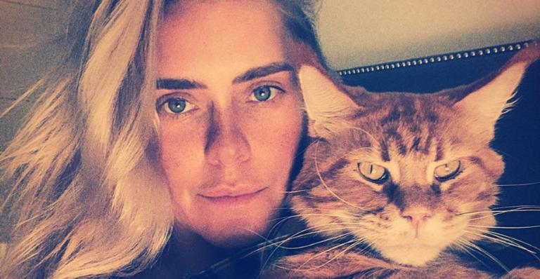 Carolina Dieckmann se derrete ao publicar um clique de seu gatinho: ”É surra de beleza”
