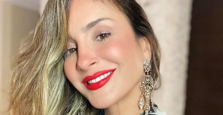 Claudia Leitte relembra registros com o cabelo platinado e brinca: ”Uma cantora camaleônica”
