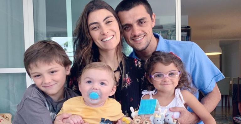 Mariana Uhlmann posta clique em família e celebra o oitavo mês do filho caçula: ”Amor”