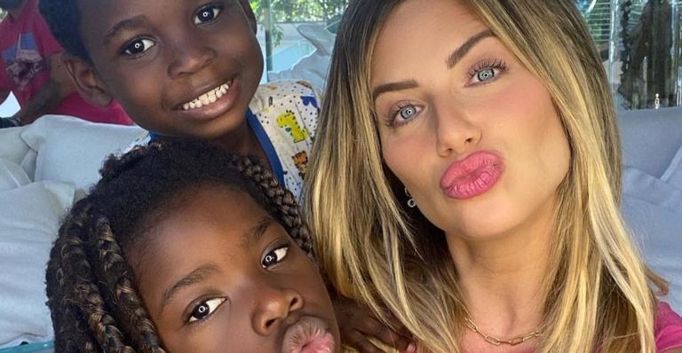 Giovanna Ewbank se derrete ao registrar os filhos, Titi e Bless, andando a cavalo: ”Coisa linda”