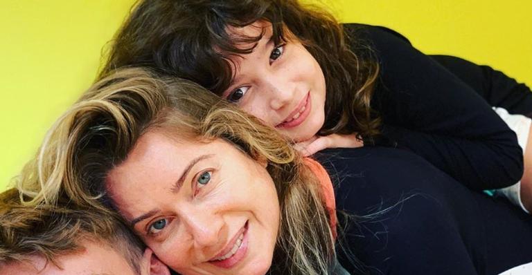 Leticia Spiller posa ao lado da filha em estúdio e revela novo projeto musical: ”Surpresa linda”