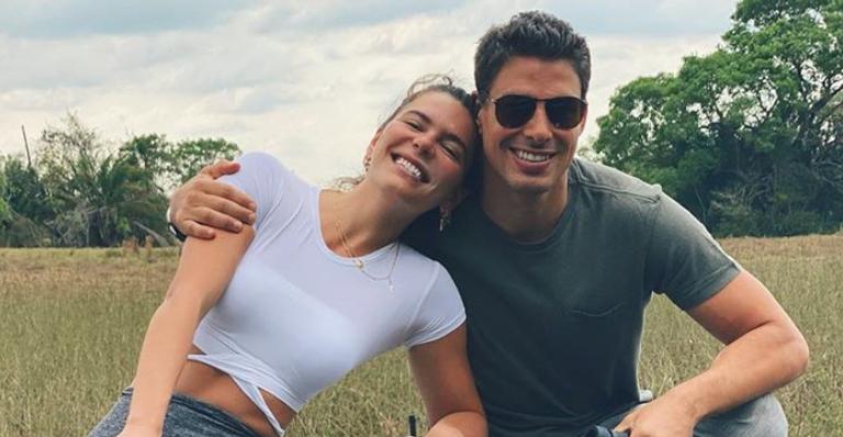 Mariana Goldfarb faz clique romântico ao lado de Cauã Reymond e encanta fãs: ”Que perfeitos”