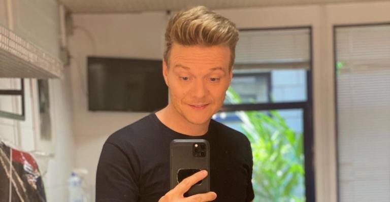Michel Teló posa em sua cadeira no ‘The Voice Brasil’ e ganha elogios: ”O melhor!”