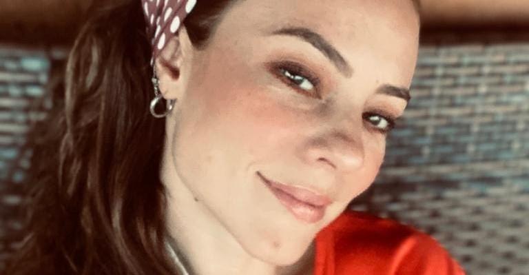 Paolla Oliveira posa sorridente na varanda e seguidores se encantam: ”Oitava maravilha”