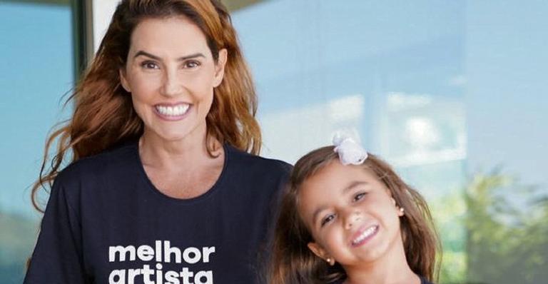 Deborah Secco derrete muito a web com fotos de Maria Flor tomando sol