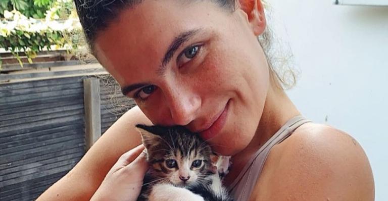 Mariana Goldfarb encanta a web ao posar com gatinho: ”Que fofinho!”