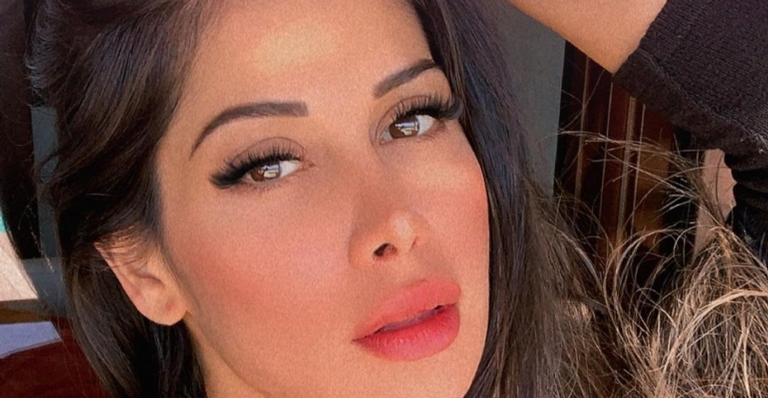 Mayra Cardi eleva temperatura ao posar completamente nua em banheiro luxuoso de sua nova mansão