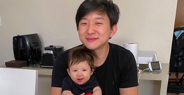 Pyong Lee publica clique fofíssimo segurando Jake e deixa os fãs confusos: ”Pais entenderão”