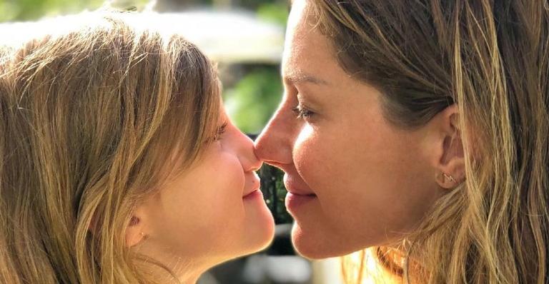 Gisele Bündchen derrete a web ao relembrar cliques da filha, quando era menor, fazendo suco verde