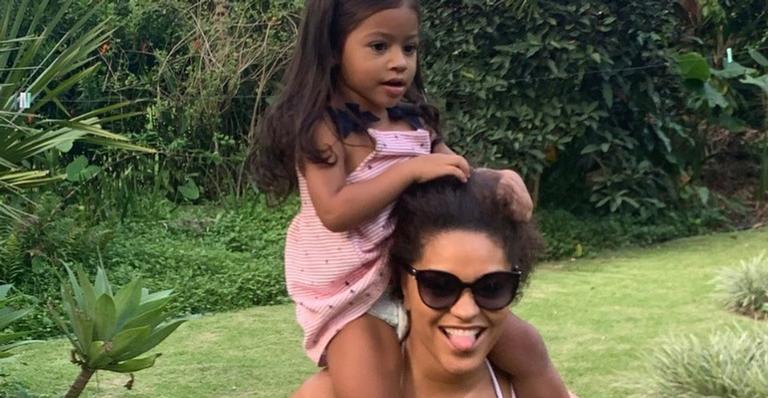 Juliana Alves encanta a web ao publicar clique ao lado da filha: ”Sorriso tipo tal mãe tal filha”