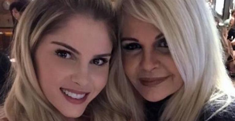 Monique Evans fala sobre a relação com a filha e afirma: ”Quero ser avó”