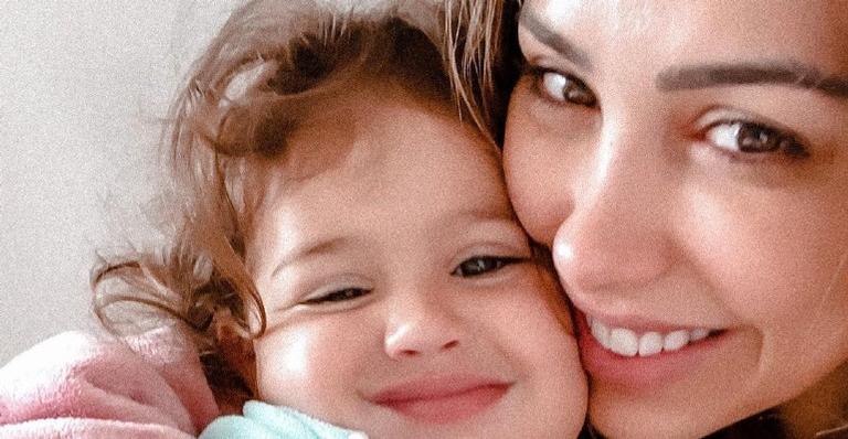 Bella Falconi usa método inusitado para tirar a chupeta da filha caçula