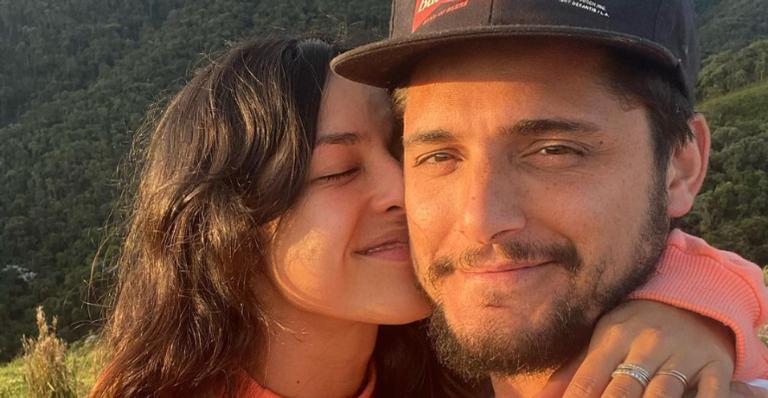 Bruno Gissoni toma café da manhã com bela vista para praia em companhia de Yanna Lavigne
