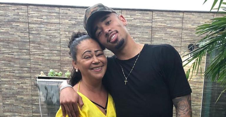 Gabriel Jesus celebra aniversário da mãe com linda homenagem: ”Tudo por você… Te amo”