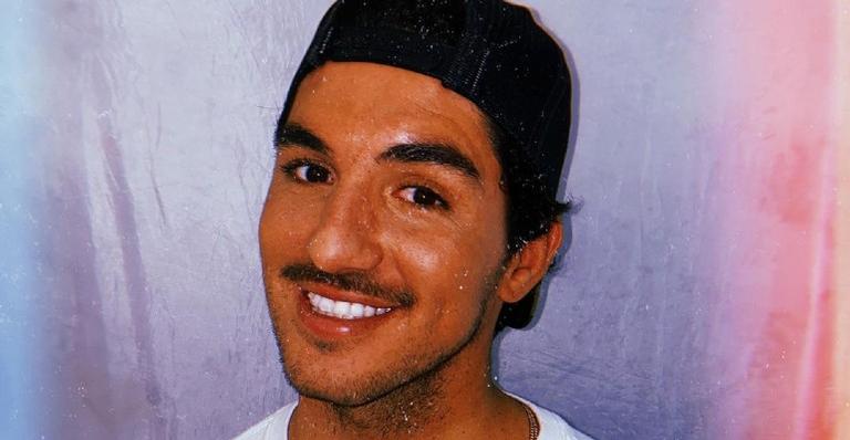 Gabriel Medina posa sorridente no mar e agradece pela vida: ”Deus é perfeito”