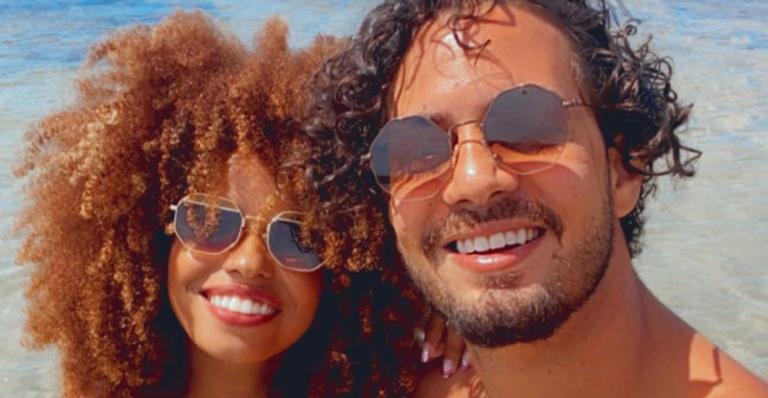 Ao lado do marido, Jeniffer Nascimento faz passeio de barco em paisagem paradisíaca