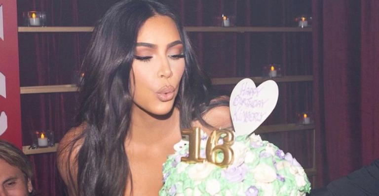 Kim Kardashian mostra detalhes de sua festa surpresa: ”Recriaram todos os meus aniversários”